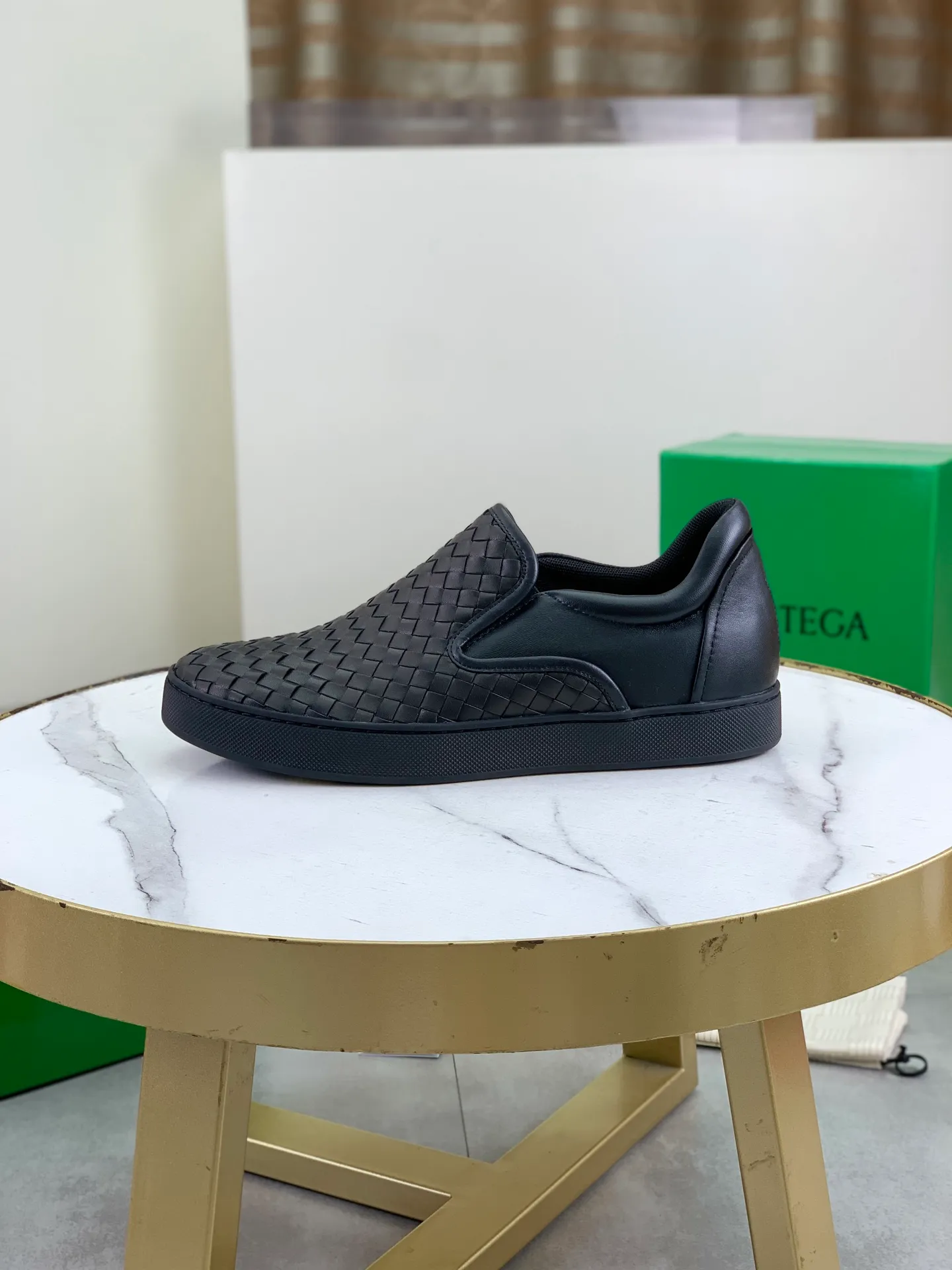 Factory price P720 💰Top quality💎💎💎 BOTTEGA VENETA official website synchronous couple👫The latest top version of the highest version of BV high-top casual shoes in the market, accept material comparison, shoe type comparison, process comparison, practical and textured, versatile, suitable for any occasion, the more you look at it, the more flavorful it becomes. Pure hand-woven craftsmanship - upper material, imported original woven calfskin - high-quality water-dyed cowhide inside - original private model customized outsole -Size: male 39-44 (customized 38 45 46) female 35-39 (customized 34 40 41) Comes with original BV green box, complete packaging.